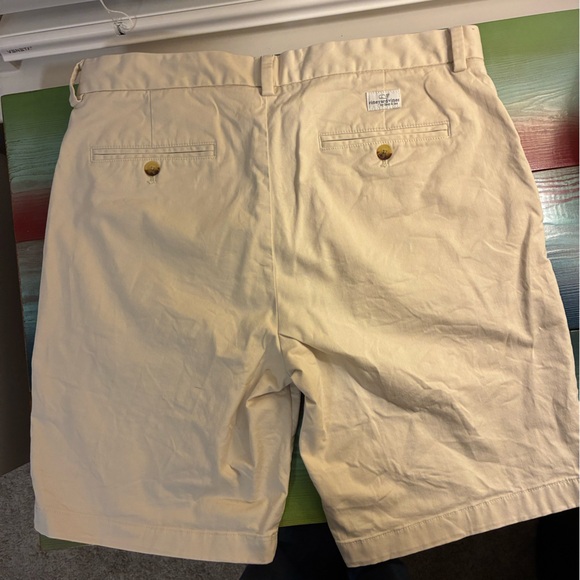 Vineyard Vines Men’s Breaker Shorts- khaki shorts size waist 33, 9” length - Picture 2 of 10